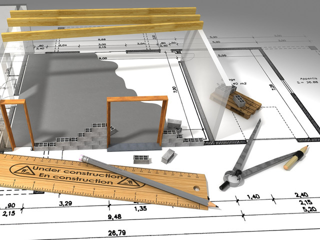Raumskizze mit Baumodell und Zeichenutensilien