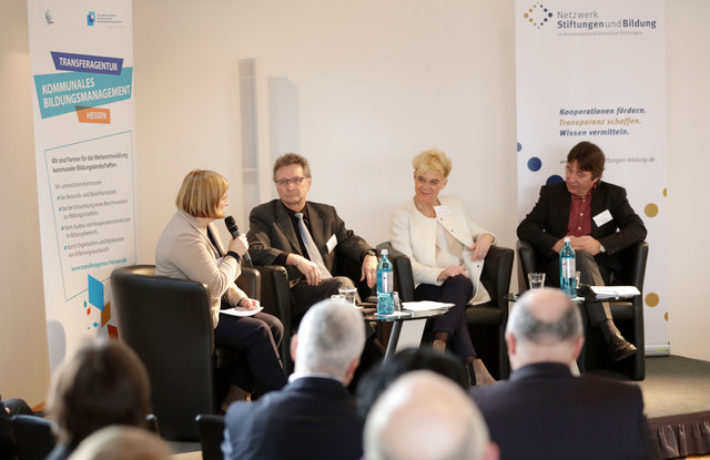 v.l.n.r.: Sabine Süß (Netzwerk "Stiftungen und Bildung") moderiert die Gesprächsrunde mit Staatssekretär Jo Dreiseitel (HSMI), Dr. Marie-Luise Stoll-Stefan (Wiesbadener Stiftung-die Bürgerstiftung) und Bürgermeister Peter Schneider (Stadt Offenbach)