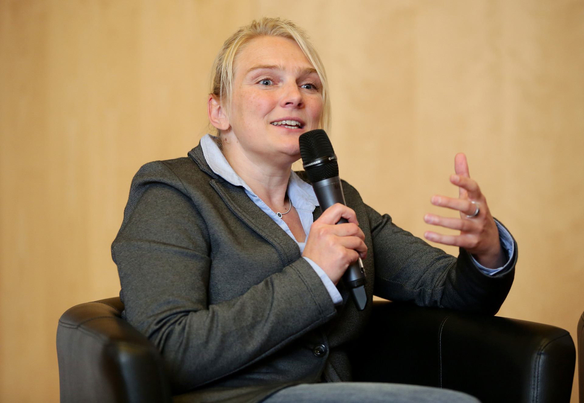 Dr. Michaela Sixt (Universität Bamberg) bringt die regionale Perspektive in die Debatte ein.