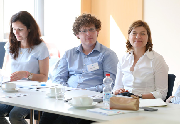 Gruppe von Zuhörenden Praxisforum I drei Forumsteilnehmende in einer Reihe