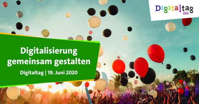 Menschenmenge lässt bunte Luftballons in allen Farben und Größen aufsteigen
