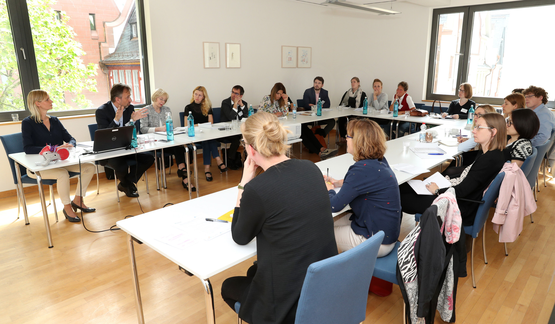 Zuhörende verfolgen aufmerksam den Impuls des LK Lippe und der Stiftung Zuhören.