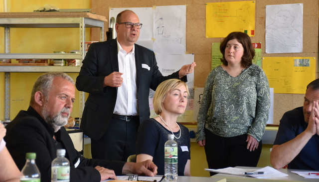 Mitglieder der Arbeitsgruppe tauschen sich zum Thema der schulischen Bildung aus.