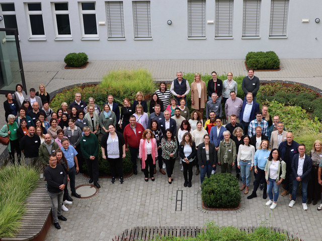 Ein Gruppenfoto mit den über 90 Teilnehmenden der Bildungskonferenz.