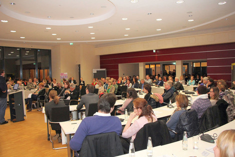 Teilnehmende bei der Bildungskonferenz im Landratsamt; Foto: Maximilian Schlick/Landkreis
