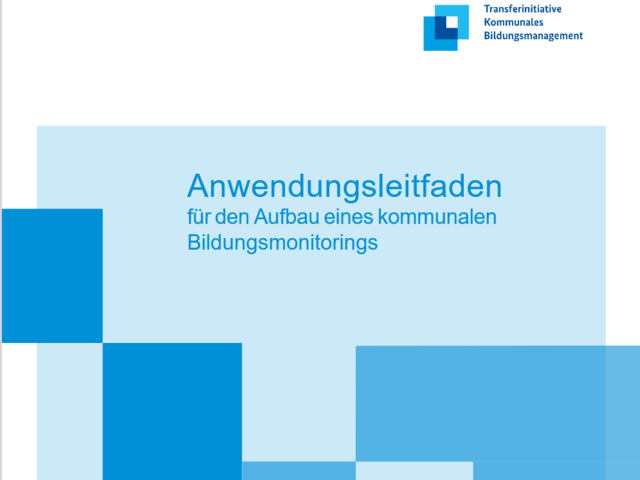 Abgebildet ist das Titelbild für einen Leitfaden, auf dem der Titel: „Anwendungsleitfaden für den Aufbau eines kommunalen Bildungsmonitorings“ deutlich sichtbar ist. Das Design ist einfach und modern, mit einem Farbverlauf von Hellblau zu Dunkelblau vor weißem Hintergrund, der ein Gefühl von Fortschritt und Wachstum vermittelt. Die Verwendung von geometrischen Formen, insbesondere der gestaffelten blauen Quadrate am unteren Rand, könnte den Aufbau und die schrittweise Entwicklung des Monitorings symbolisieren. Das Logo der „Transferinitiative Kommunales Bildungsmanagement“ oben rechts deutet auf die Organisation hin, die diesen Leitfaden herausgegeben hat.