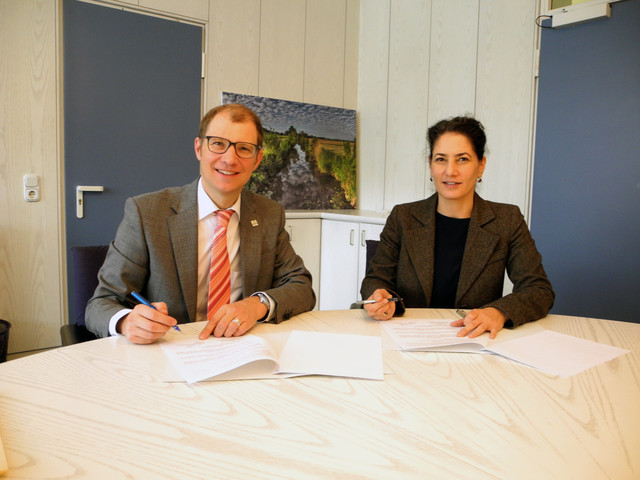 Landrat Jan Weckler und Dr. Elisabeth Aram 