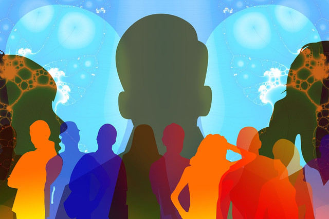 Im Vordergrund bis zur Mitte des Bildes und über die gesamte Breite des Bildes ist ein Silhouette-Streifen von Menschen in Gelb-orange- und Blautönen zu sehen. Dazwischen Silhouetten von drei größeren Köpfen in grau. Die linke Kopfsilhouette trägt einen kleinen Pferdeschwanz. Im Hintergrund bis zum oberen Rand des Bildes erhebt sich ein hellblauer Himmel mit vereinzelten weißen Wasserflecken- und blasenähnlichen Wolkengebilden.