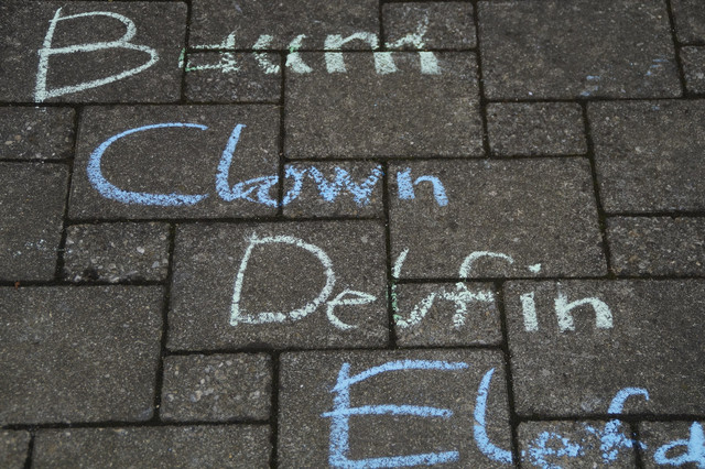 mit Kreide sind die Worte Baum, Clown, Delfin und Elefant auf die Pflastersteine geschrieben