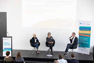 Katja Schöne, Stadt Kassel, Simone Vetter, Lahn-Dill-Kreis, Moderator Peter Hanack (v.l.n.r.) Bild: Milton Arias / Transferagentur Hessen