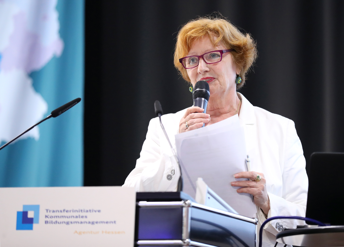Projektleiterin Felicitas von Küchler (INBAS GmbH) begrüßt die Teilnehmenden.