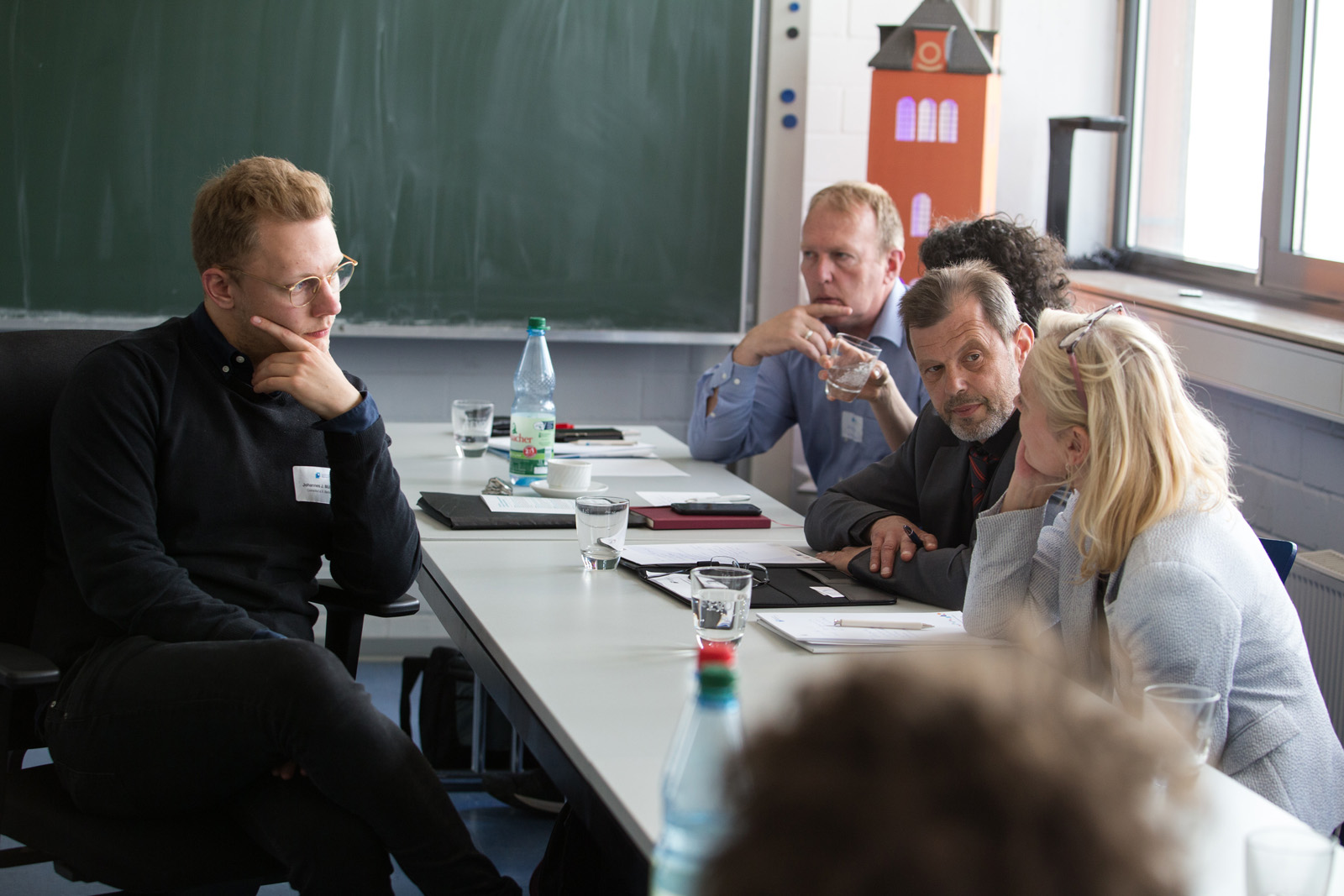 Der Impulsgeber verfolgt die Diskussionen der Teilnehmenden.