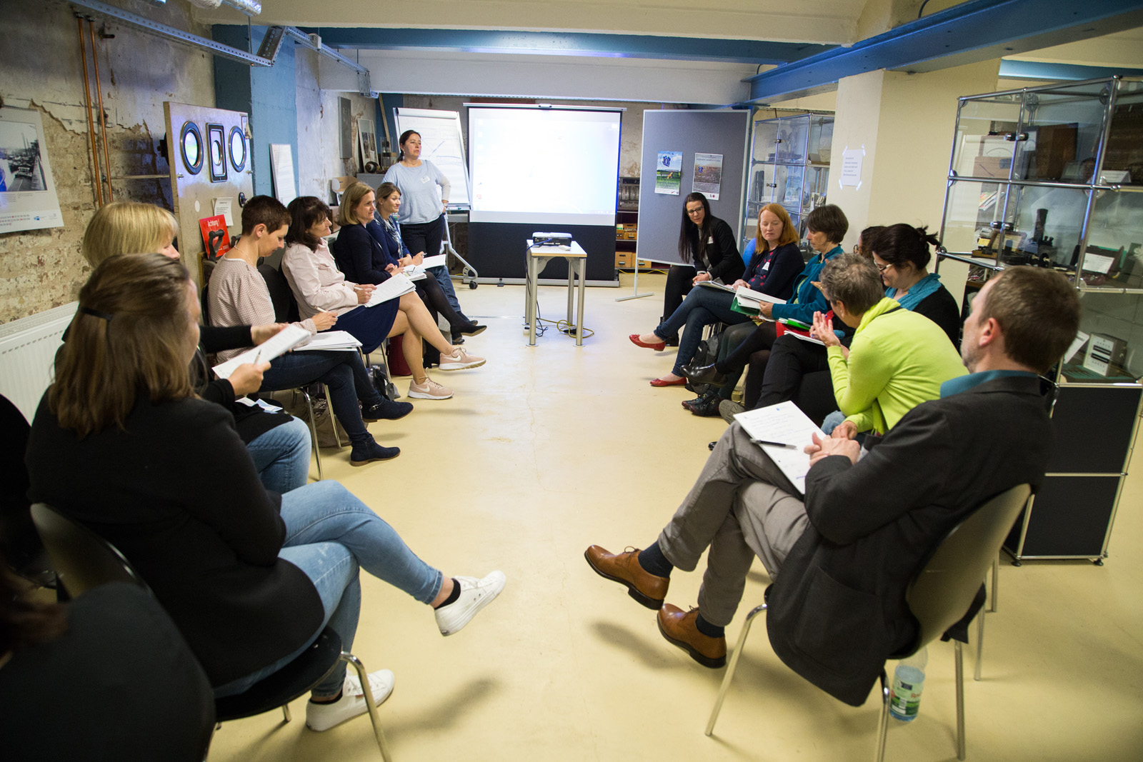 Workshopteilnehmende sitzen im Stuhlkreis und tauschen sich aus.