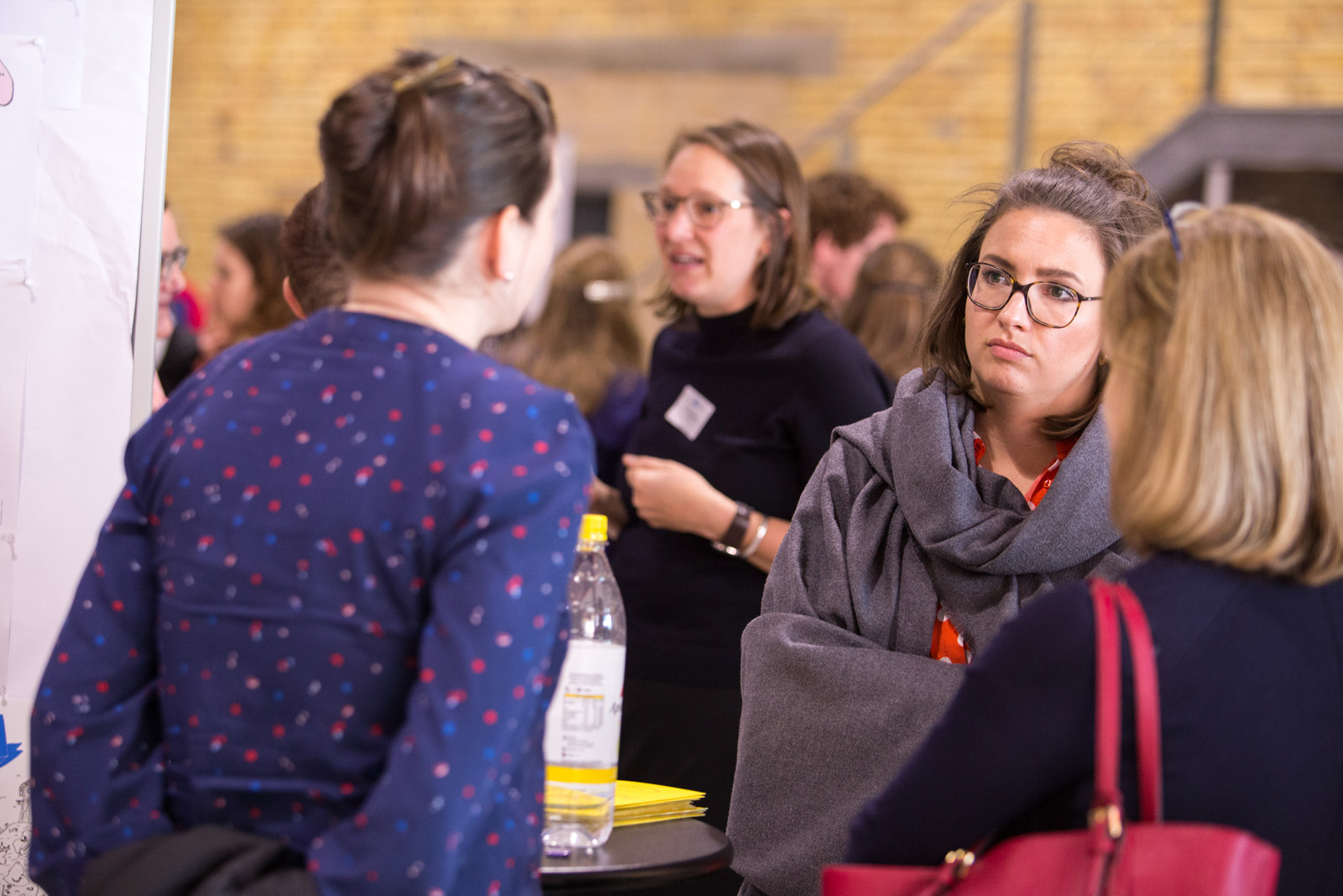 Besucherinnen im Gespräch