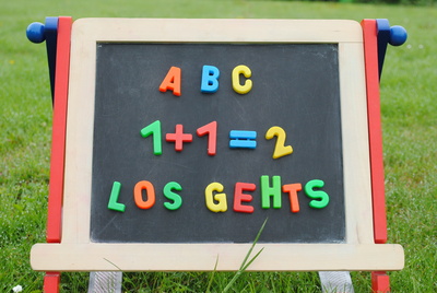 Tafel mit Text und Rechnung